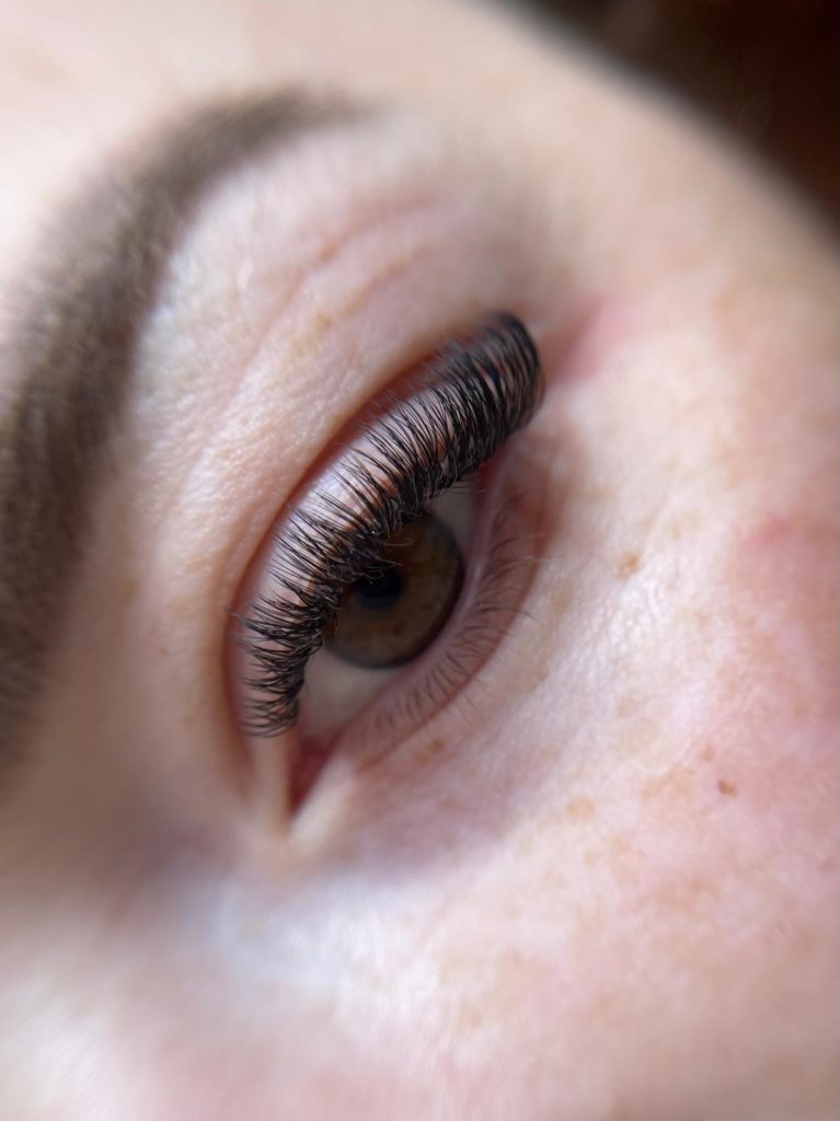 pose volume mascara nice